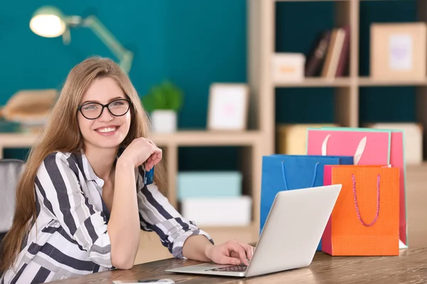 Junge Frau Kauft Online Mit Kreditkarte Und Laptop Tisch Ein — Stockfoto