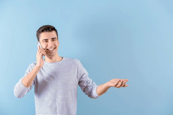 Renk Arka Plan Karşı Telefonda Konuşan Genç Adam — Stok fotoğraf