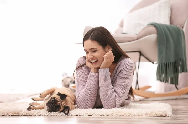 Kvinna med söt hund hemma. Vänskapen mellan husdjur och ägare — Stockfoto