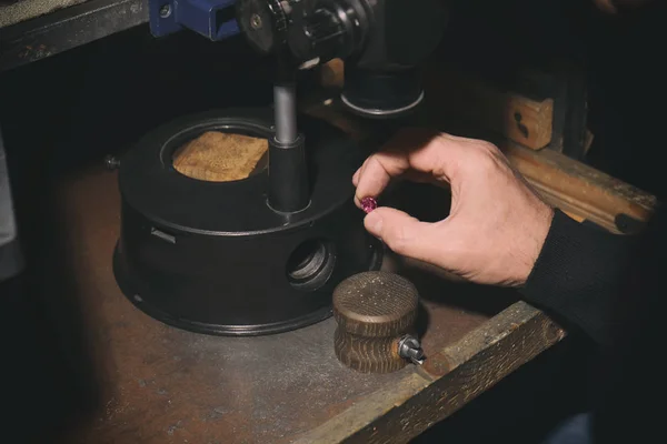 Jeweler examining gem in workshop — Stock Photo, Image