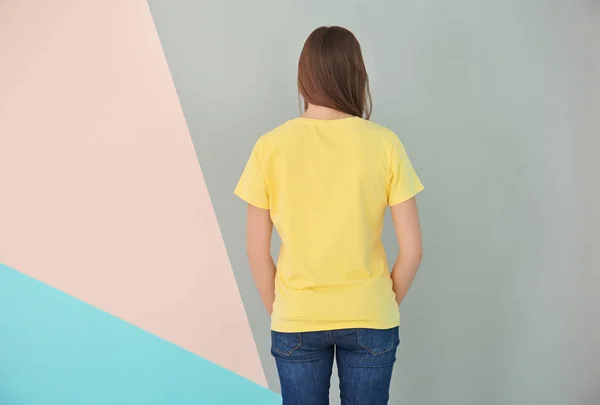 Молодая женщина в стильной футболке на цветном фоне. Макет для дизайна — стоковое фото