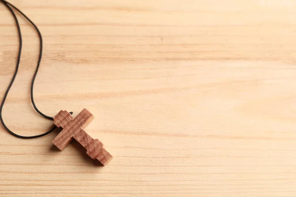 Croce su sfondo di legno — Foto Stock