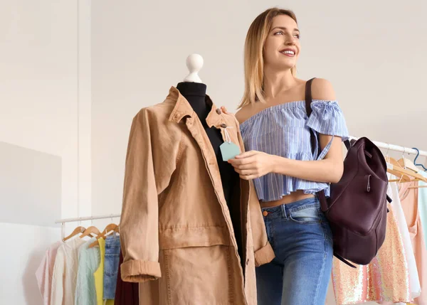 Junge Frau Beim Einkaufen Einer Boutique Stilvolle Garderobe — Stockfoto