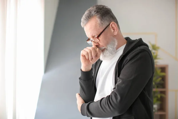 Portrait de l'homme âgé en vêtements décontractés à l'intérieur — Photo