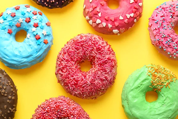 Köstliche Bunte Donuts Auf Farbigem Hintergrund — Stockfoto