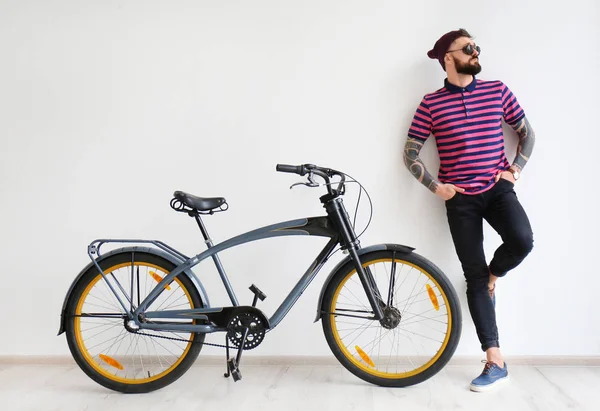 Porträt Eines Hübschen Hipsters Mit Fahrrad Der Nähe Weißer Wände — Stockfoto