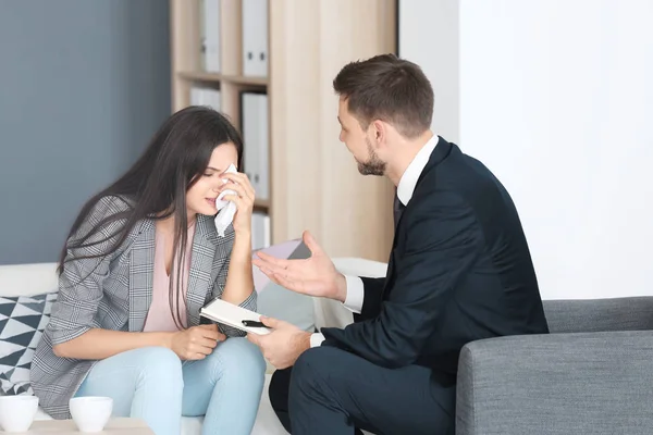 Psicólogo masculino trabajando con paciente en consultorio — Foto de Stock