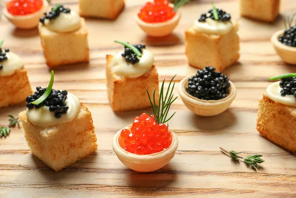 Délicieuses Canapés Caviar Noir Rouge Sur Table Bois — Photo