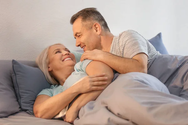 Pareja mayor en la cama juntos —  Fotos de Stock