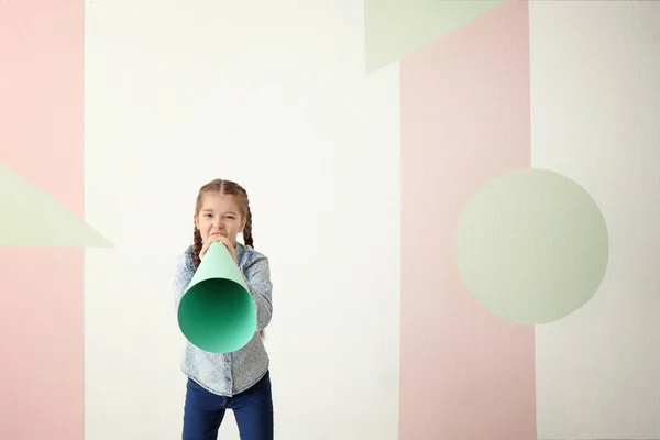 Маленькая Девочка Кричит Бумажный Мегафон Цветном Фоне — стоковое фото