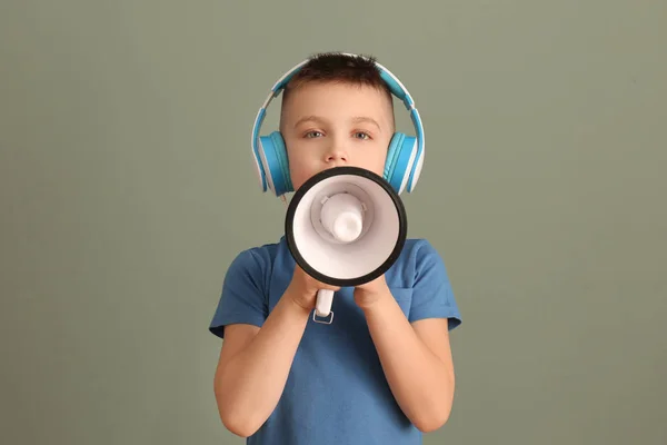 Söt Liten Pojke Med Hörlurar Och Megafon Färgbakgrund — Stockfoto
