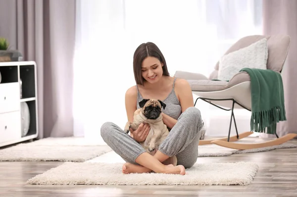 Una mujer con un lindo perro en casa. Amistad entre mascota y dueño — Foto de Stock