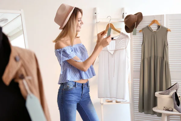 Junge Frau Beim Einkaufen Einer Boutique Stilvolle Garderobe — Stockfoto