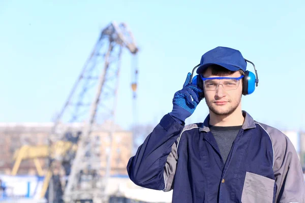 Männliche Arbeiter mit Kopfhörern im Freien. Gehörschutzausrüstung — Stockfoto