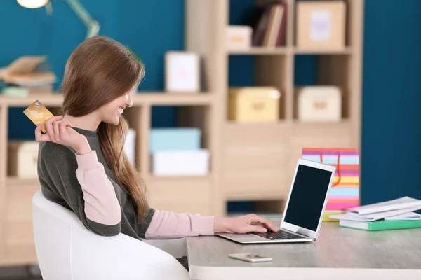 Jovem Mulher Compras Line Com Cartão Crédito Laptop Mesa — Fotografia de Stock