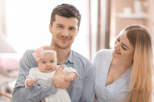 Giovani Genitori Con Bambino Casa — Foto Stock