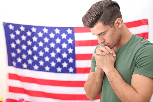 Man ber för Amerika och flagga på bakgrund — Stockfoto