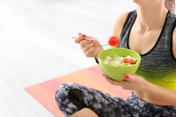 Mujer Joven Deportiva Comiendo Ensalada Después Entrenar Casa —  Fotos de Stock