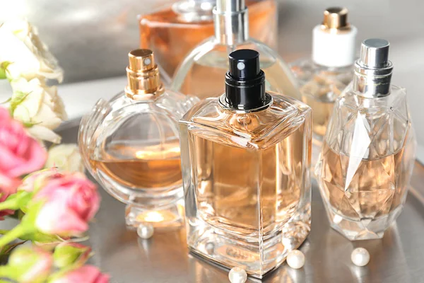 Metalowa taca z butelki perfum na stole — Zdjęcie stockowe