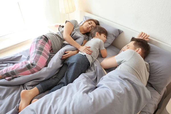 Familjen sover i sängen hemma — Stockfoto