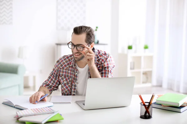 Student med laptop studerar vid bord inomhus — Stockfoto