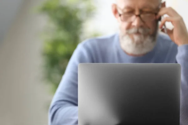 Idősebb Ember Beszél Mobiltelefon Miközben Dolgozik Hivatal — Stock Fotó
