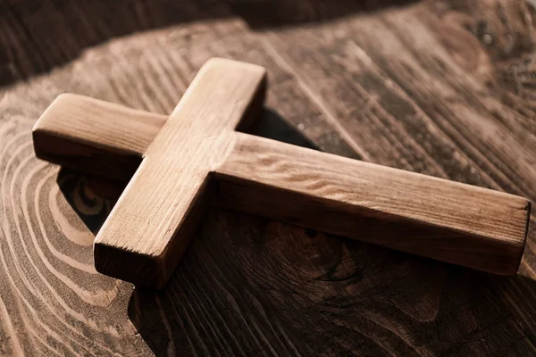 Krzyż na drewnianym stole — Zdjęcie stockowe