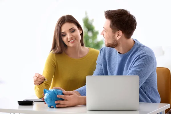 Casal jovem pensando sobre o plano de pensão em casa — Fotografia de Stock