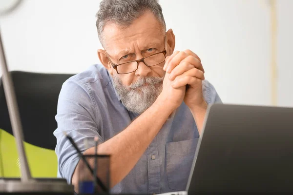 事務所で職場の年配の男性 — ストック写真