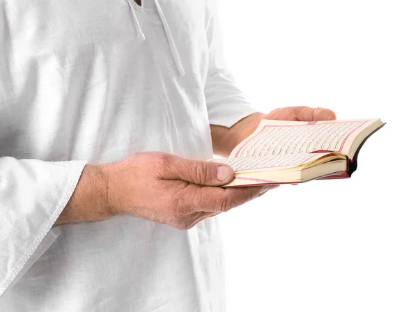 Starszy mężczyzna czytanie Koranu na białym tle — Zdjęcie stockowe