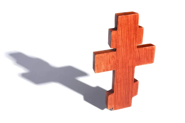 Dřevěný kříž s stín na bílém pozadí — Stock fotografie