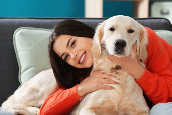 室内での犬の若い女性 ペットと飼い主の友情 — ストック写真