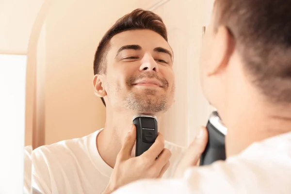 Beau jeune homme rasage dans salle de bain — Photo