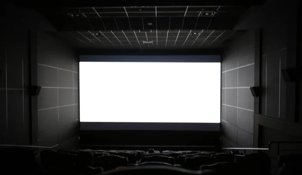 Cinéma avec grand écran et chaises confortables — Photo