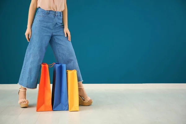 Belle Jeune Femme Avec Des Sacs Provisions Contre Mur Couleur — Photo