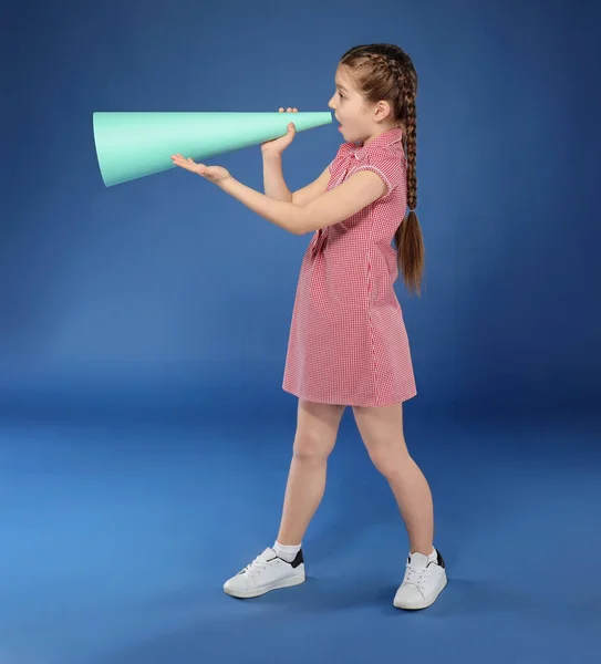 Niña Gritando Megáfono Papel Sobre Fondo Color — Foto de Stock