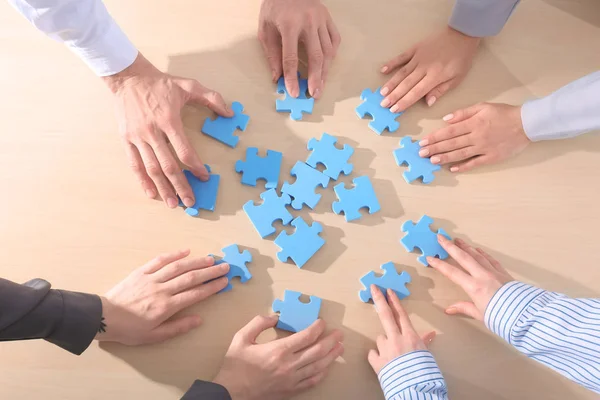 Menschen Die Gemeinsam Auf Dem Tisch Puzzle Lösen Draufsicht Einheitskonzept — Stockfoto