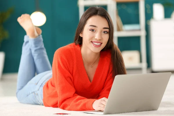 Mladá Žena Laptopem Podlaze Online Nakupování — Stock fotografie