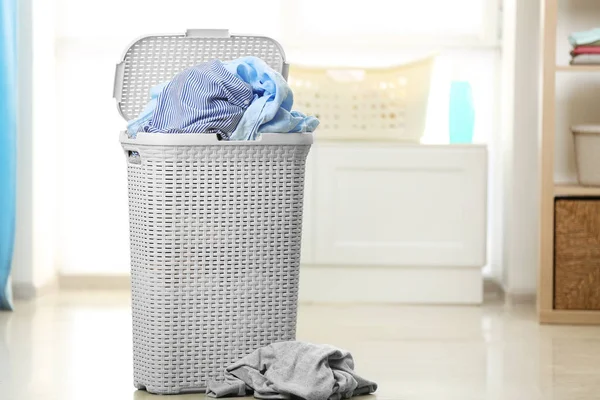 Cesta Lavanderia Com Roupas Sujas Dentro Casa — Fotografia de Stock