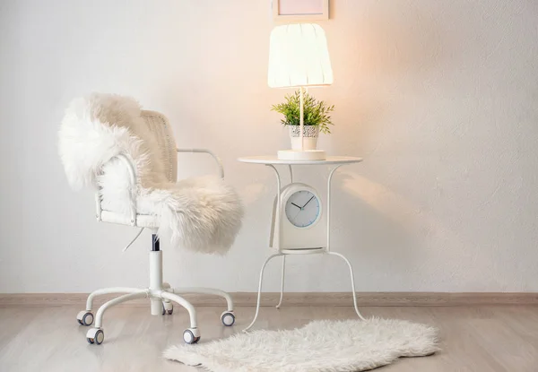 Interior Quarto Com Poltrona Confortável Lâmpada Elegante Mesa — Fotografia de Stock