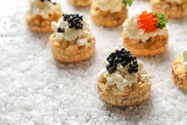 Deliciosos Canapés Con Caviar Negro Rojo Sobre Sal Marina — Foto de Stock