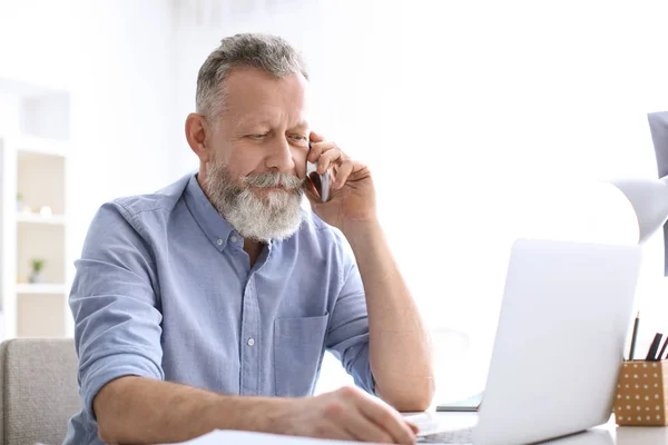 Bărbat Vârstă Care Vorbește Telefonul Mobil Timp Lucrează Birou — Fotografie, imagine de stoc