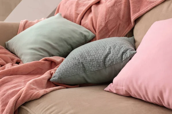枕と格子縞のリビング ルームで快適なソファ — ストック写真