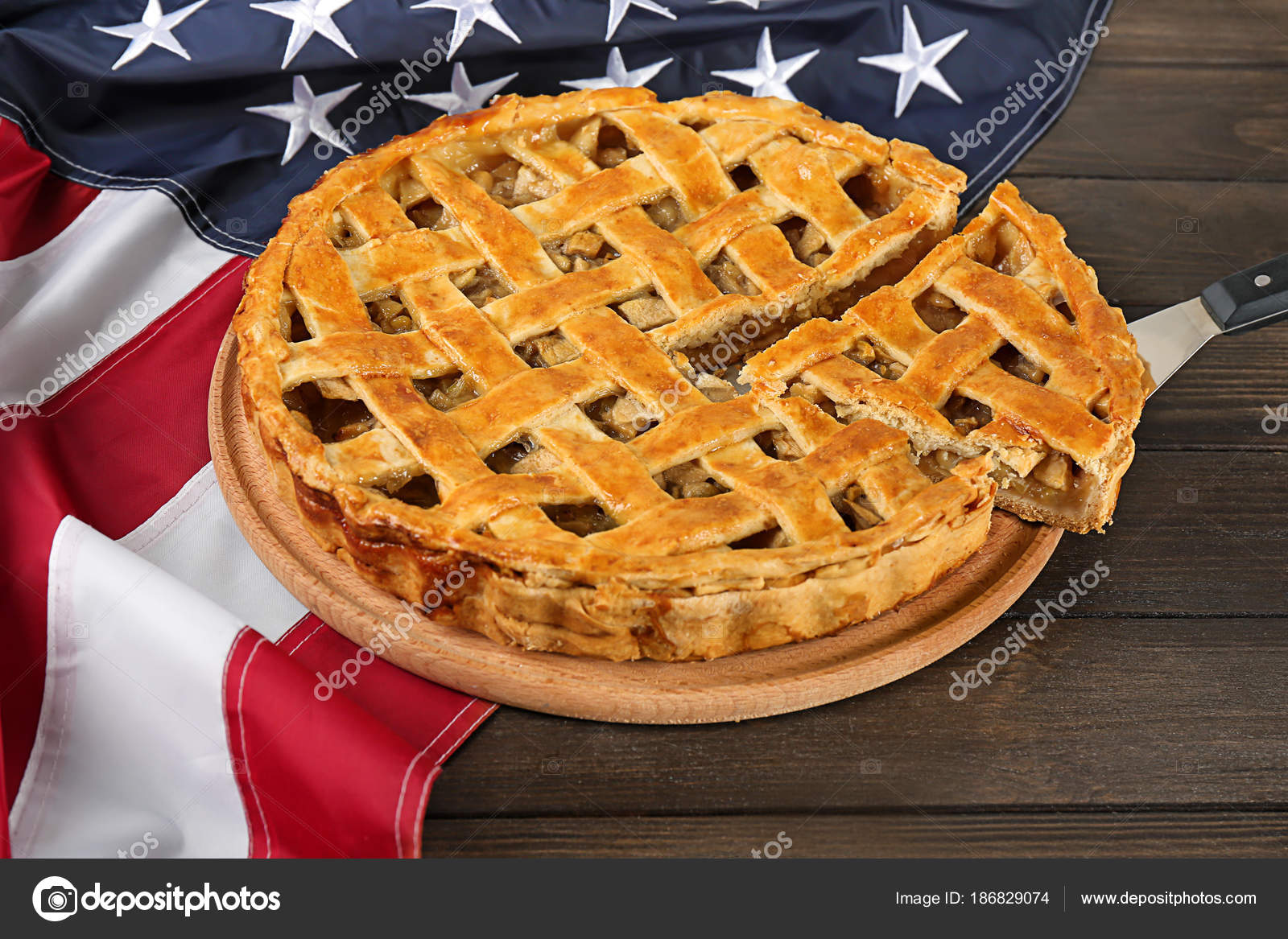 Sliced apple pie with American flag — Stock Photo © belchonock 186829074
