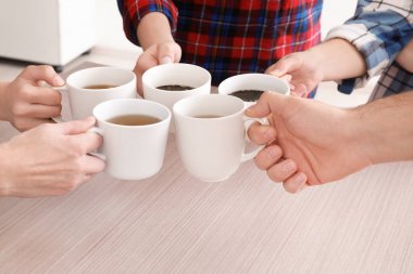 Çay bardağı ile bir grup insan