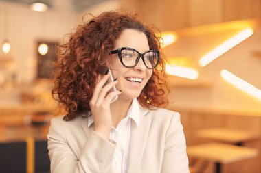 Genç kadın üstünde hareket eden telefon kapalı söz