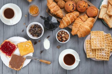 Lezzetli kahvaltı masasında