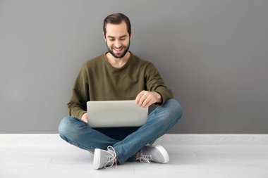 Genç adam dizüstü bilgisayar kullanıyor