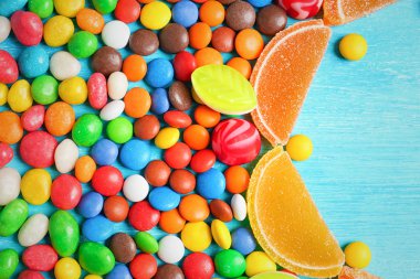 Güzel düzenlenmiş renkli şekerler 