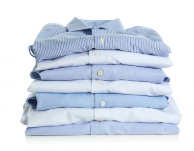 Temiz katlanmış gömlek yığını  